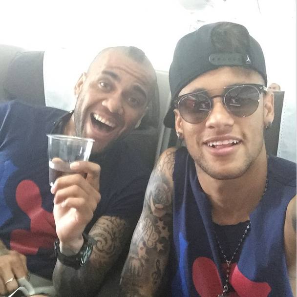 Neymar e Dani Alves brindano in aereo. (Instagram)